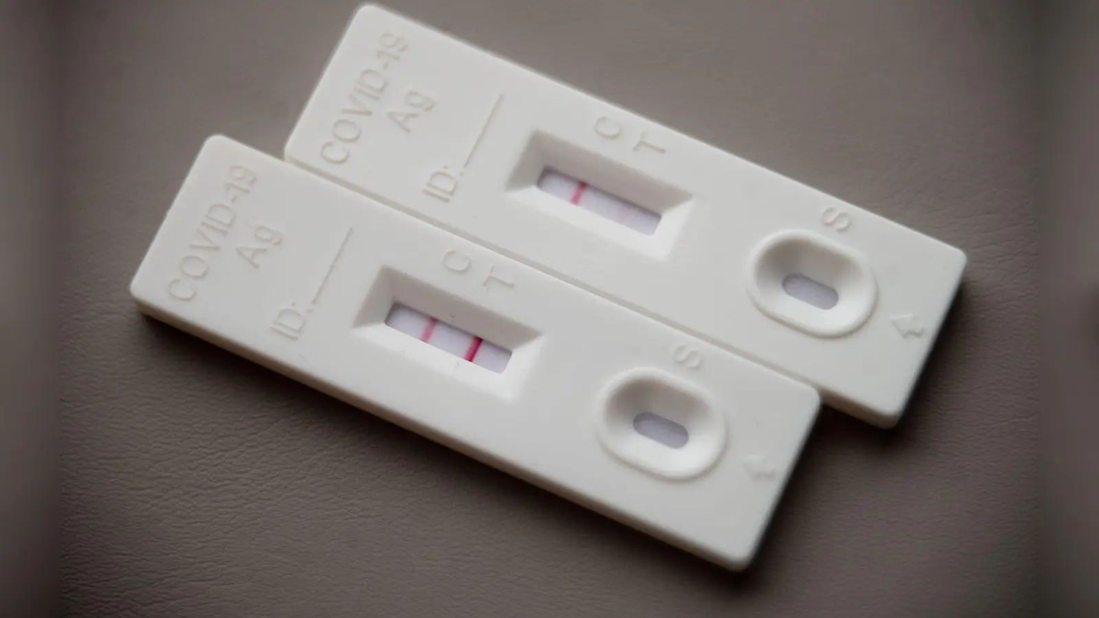 Besonders bei Frau hat eine Studie nach einer Covid-Infektion stärker gealterte Blutgefäße festgestellt. (Archivbild) (Foto: Sebastian Gollnow/dpa)