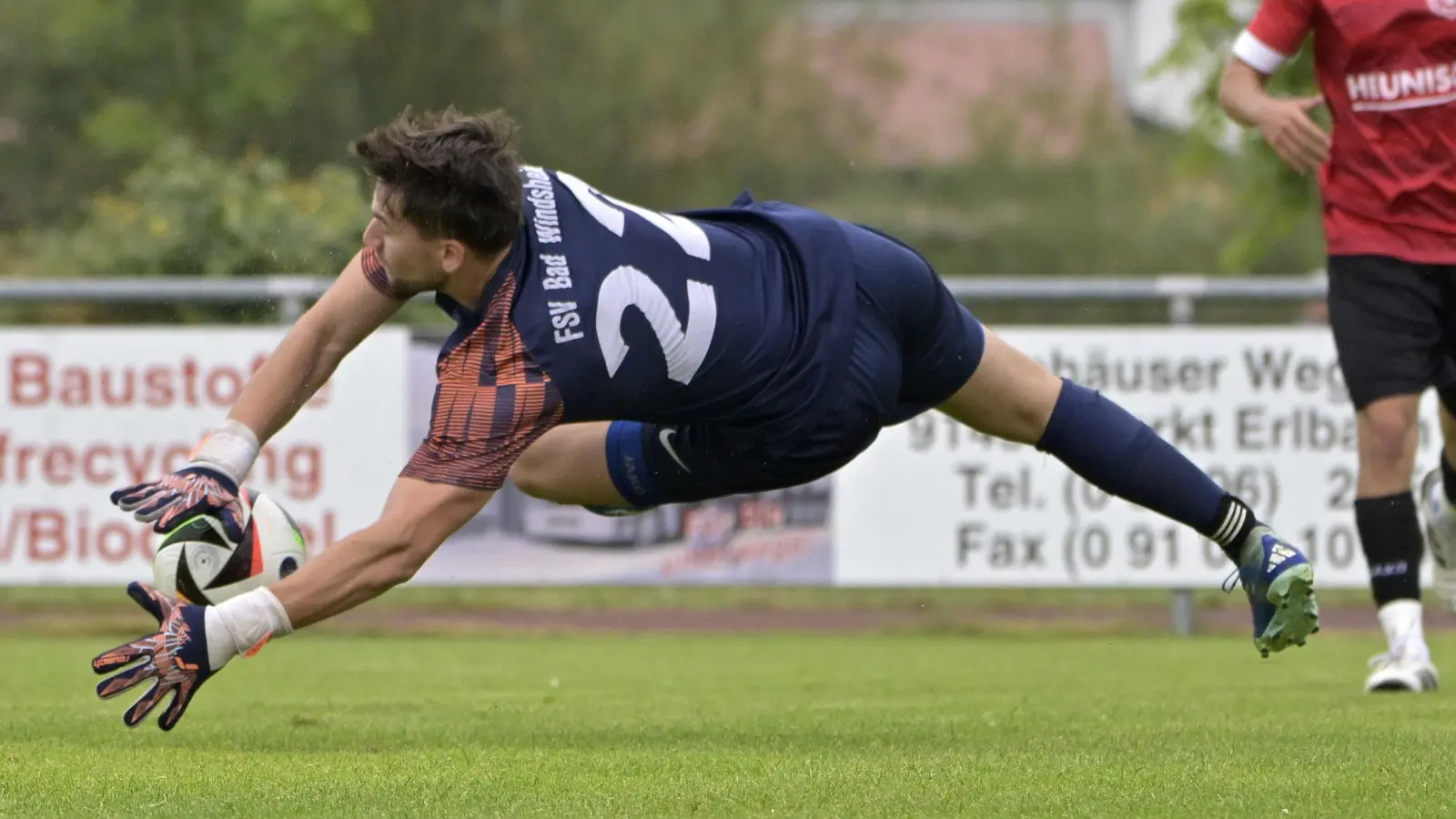 Nicolas Hurler (hier noch im Trikot des FSV Bad Windsheim) soll beim SVG zwischen die Pfosten.  (Foto: Martin Rügner)