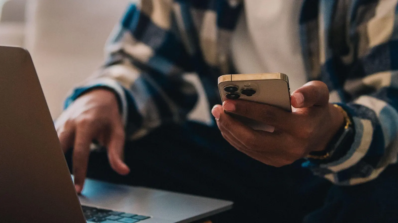Nachhaken bringt Klarheit: Bei fehlender Rückmeldung lohnt sich eine freundliche Nachfrage. (Foto: Zacharie Scheurer/dpa-tmn)