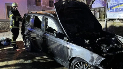 In der Nacht auf Montag musste die Uffenheimer Feuerwehr zu einem brennenden Auto in die Altstadt ausrücken. (Foto: Feuerwehr Uffenheim)
