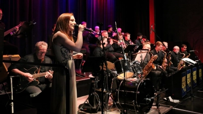 Interpretierten hinreißend Jazz-Klassiker: die Abbey Road Big Band und die Sängerin Laura. (Foto: Martina Kramer)