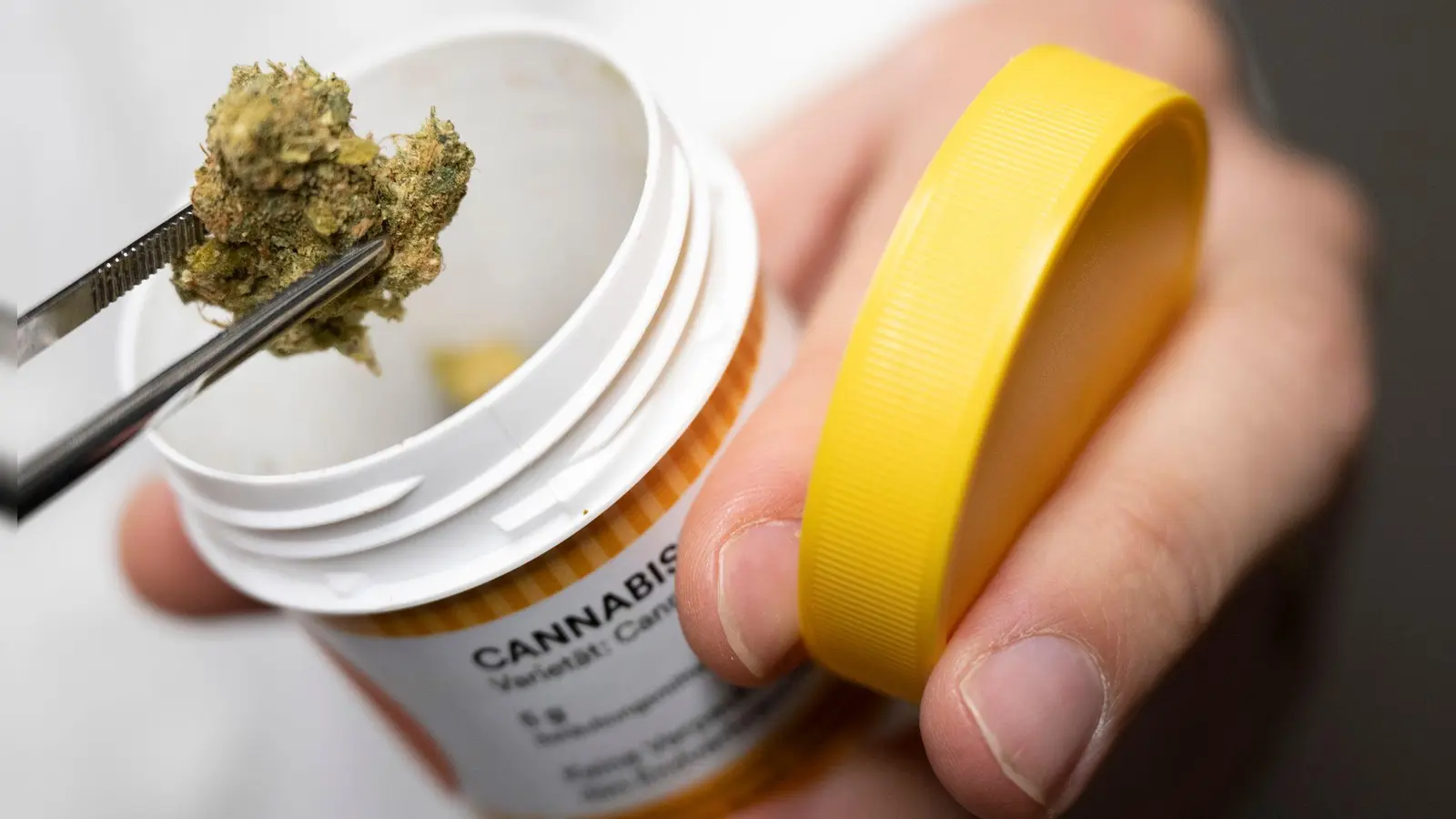 Private Krankenversicherungen sind zur Kostenübernahme verpflichtet, wenn Cannabis-Präparate eine begründete und wirksame Alternative bei einer ansonsten austherapierten Schmerzsymptomatik darstellen. (Foto: Boris Roessler/dpa/dpa-tmn)