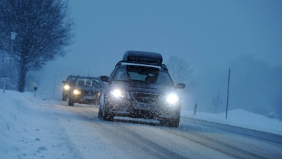 Kommt es bei winterlichen Verhältnissen zu einem Unfall mit Sommerreifen, prüft der Kaskoversicherer, ob grobe Fahrlässigkeit vorliegt. (Foto: Tobias Hase/dpa-tmn)