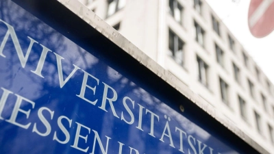 „Universitätsklinikum Gießen und Marburg GmbH“ steht auf einem Schild vor dem UKGM. (Foto: Sebastian Gollnow/dpa/Archivbild)