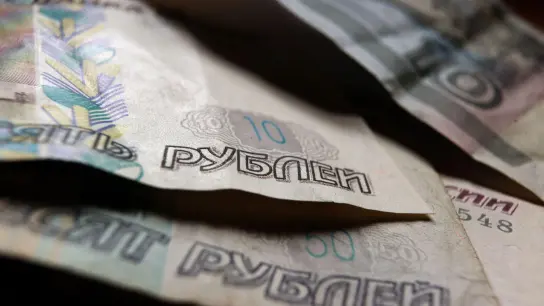 Das russische Wort für Rubel ist auf Rubel-Banknoten zu lesen. (Archivbild) (Foto: Karl-Josef Hildenbrand/dpa)