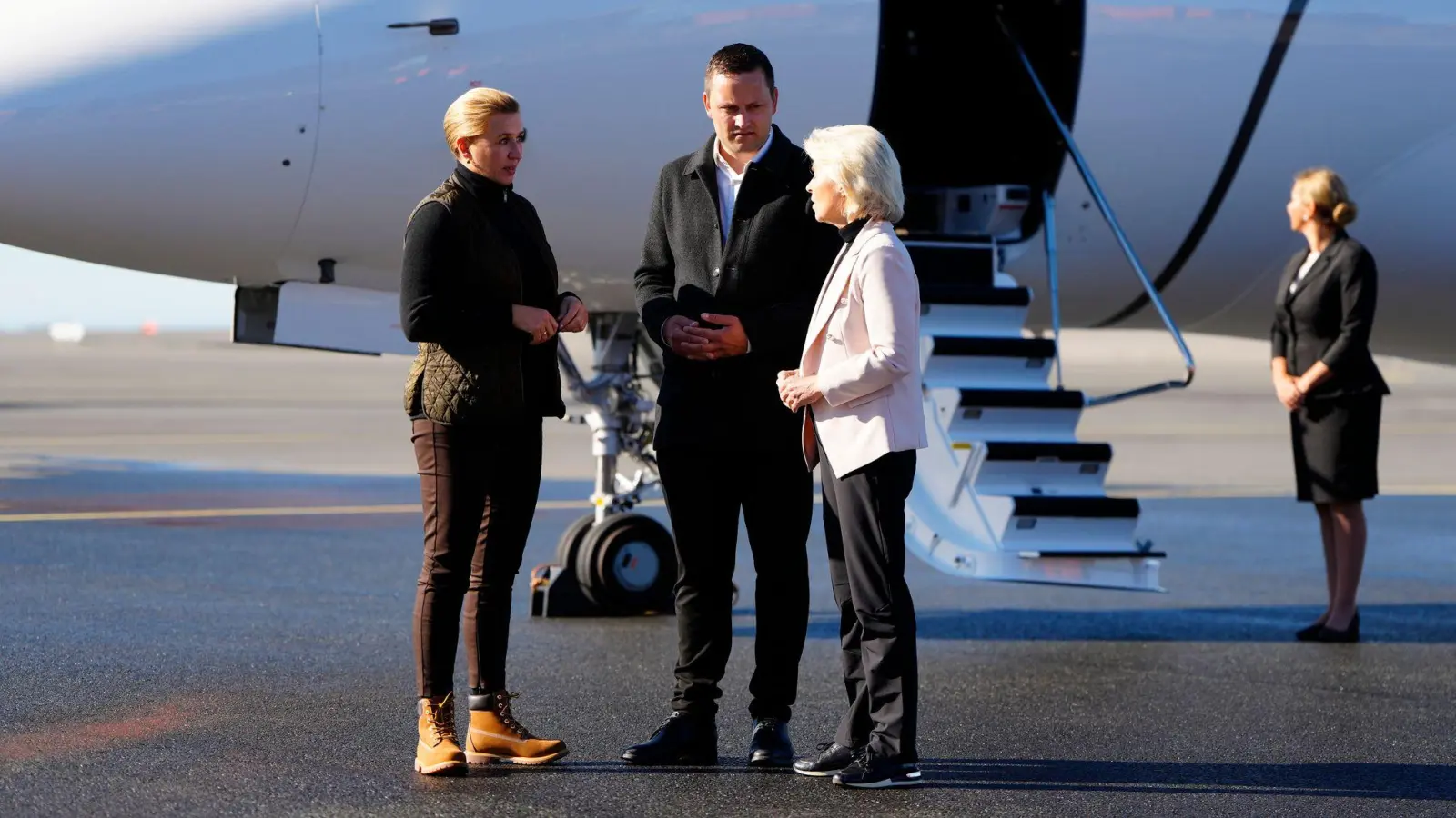 Ist bis Montag zu Gast in Grönland: EU-Kommissionspräsidentin Ursula von der Leyen (r). (Foto: Mads Claus Rasmussen/Ritzau Scanpix Foto/AP/dpa)