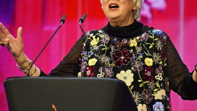 Claudia Roth (Bündnis 90/Die Grünen), Staatsministerin für Kultur und Medien, spricht am Eröffnungsabend der Berlinale. (Foto: Monika Skolimowska/dpa)