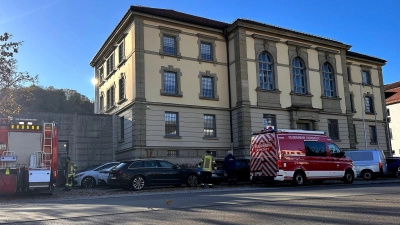 Wegen des Brandes rückte die Feuerwehr zu der JVA aus. (Foto: Felix Kirberg/dpa)