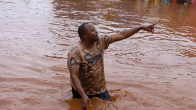 Ein Mann watet in Nairobi durch das Hochwasser. (Foto: Joy Nabukewa/XinHua/dpa)