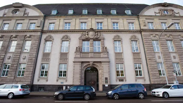 Am Landgericht Saarbrücken ist der Prozess gegen eine Mutter zuende gegangen, die ihre Kinder vom Balkon geworfen hat. (Foto: Oliver Dietze/dpa)