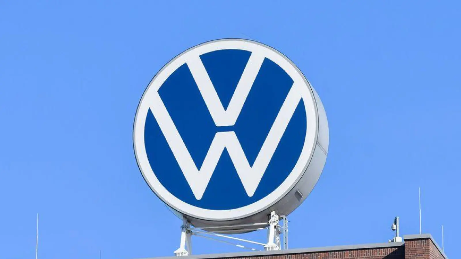 Im Vorstandhochhaus in Wolfsburg traf sich am Donnerstag der Aufsichtsrat. (Archivbild) (Foto: Julian Stratenschulte/dpa)