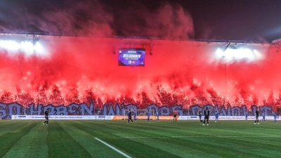 Im Heimspiel des 1. FC Magdeburg gegen Dynamo Dresden wurden zahlreiche Polizisten und Fans bei Ausschreitungen verletzt. Nun gab es ein Urteil dazu. (Archivbild) (Foto: Andreas Gora/dpa)