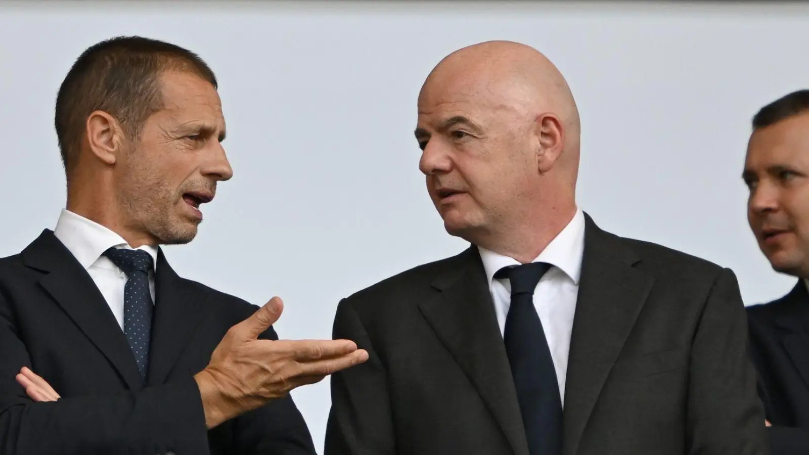 Aleksander Ceferin (l) und Gianni Infantino sind die Big Player im Machtkampf der Fußball-Funktionäre. (Archivbild)  (Foto: Robert Michael/dpa)