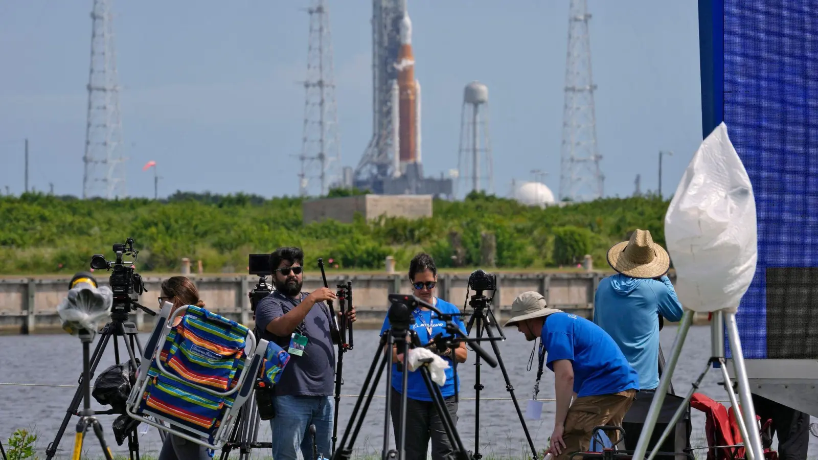Fotografen packen ihre Ausrüstung zusammen. Die US-Weltraumbehörde Nasa hat auch den zweiten Startversuch einer unbemannten Mond-Mission abgebrochen. (Foto: Chris O'meara/AP/dpa)