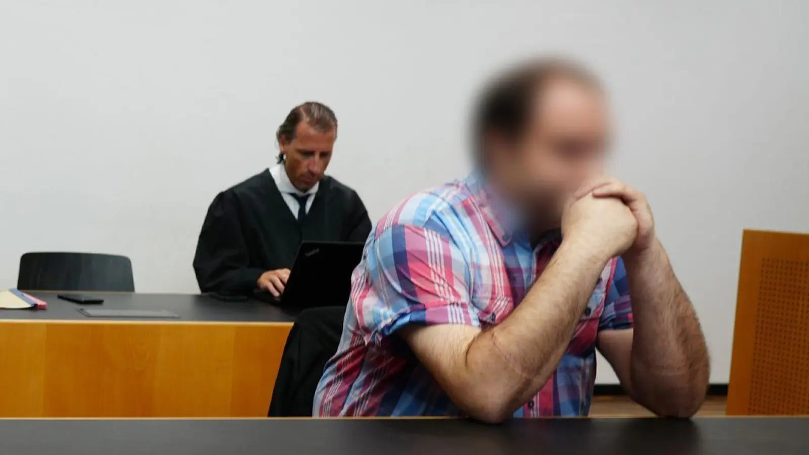 Die wegen Misshandlung eines Fünfjährigen angeklagten Eltern gaben die Vorwürfe vor Gericht teilweise zu. (Foto: Ulf Vogler/dpa)