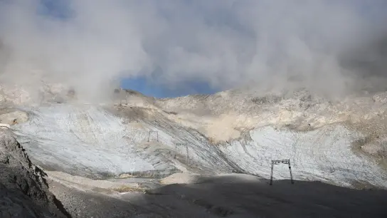 Blankeis ist am nördlichen Schneeferner. Das Eis des Blaueisgletschers, des Schneeferners auf der Zugspitze sowie des Höllentalferners ist innerhalb nur eines Jahres deutlich zurückgegangen. (Foto: Angelika Warmuth/dpa)