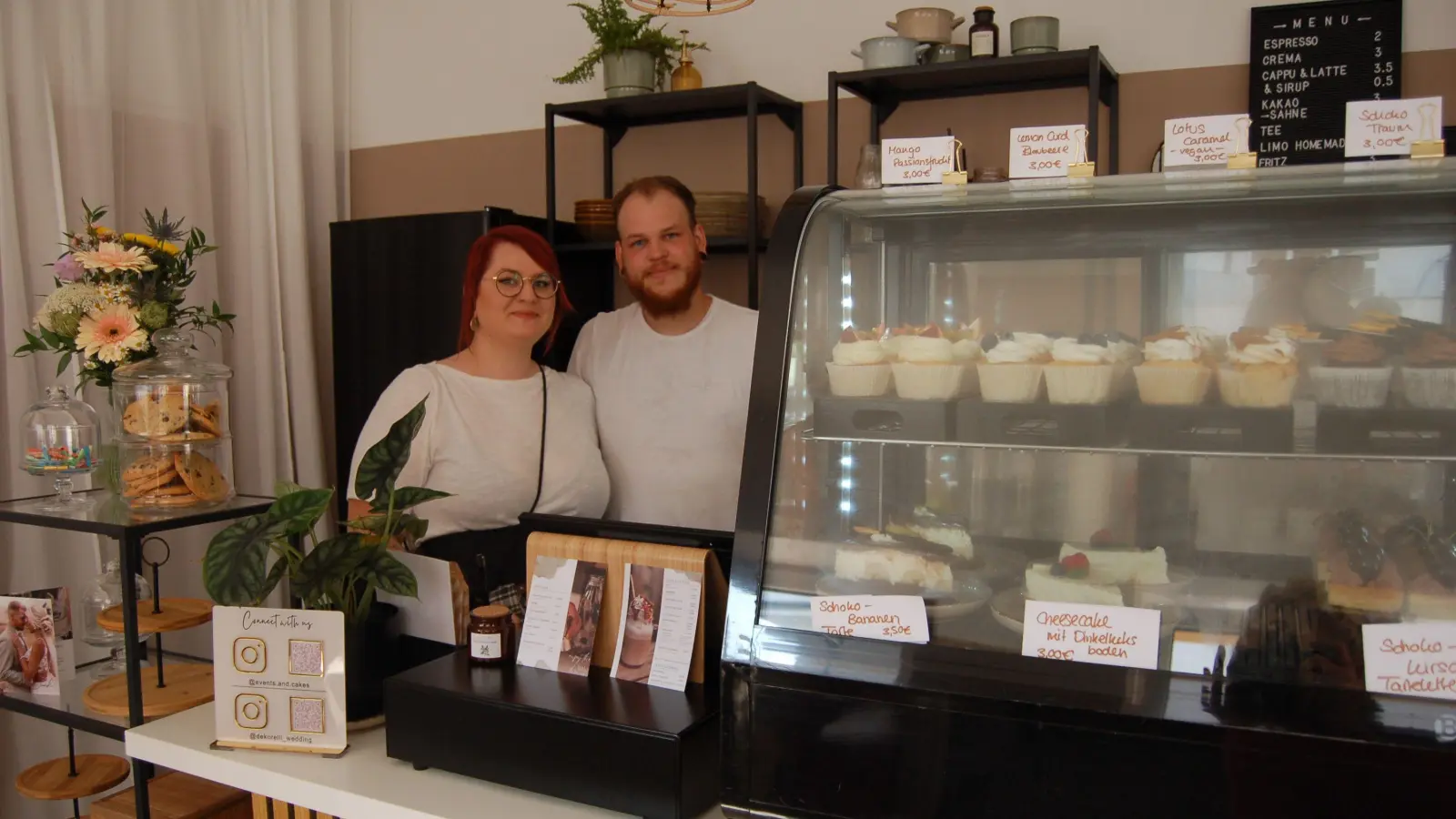 Celina und Alex Mattheis haben in der Rößleinsdorfer Ortsstraße 1 in Neustadt ein Café eröffnet. Die beiden organisieren auch Feiern. (Foto: Christa Frühwald)