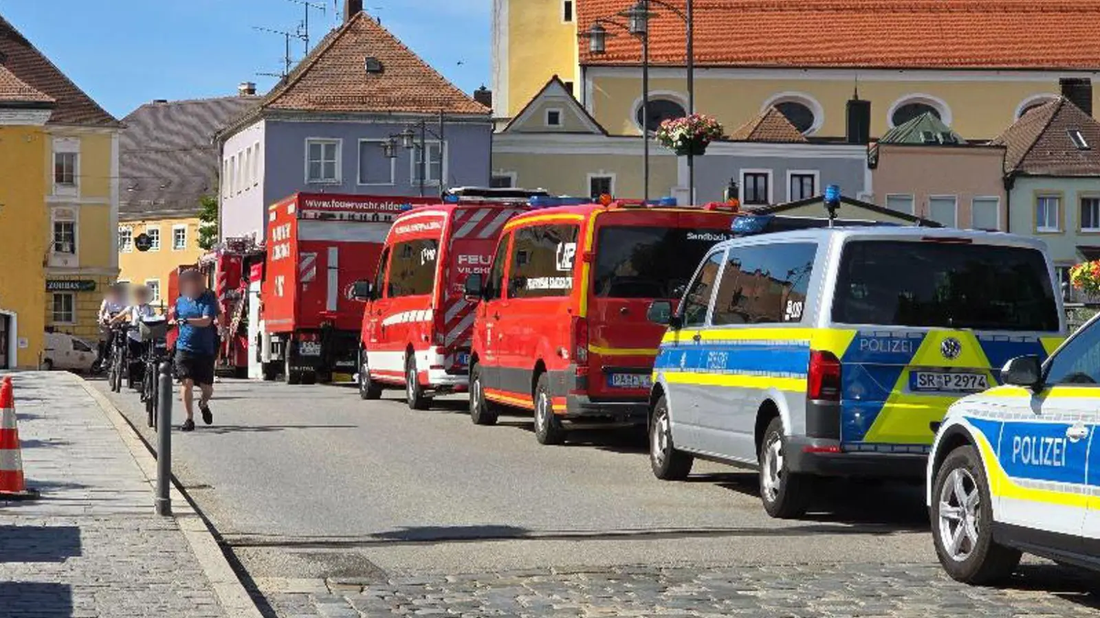 Großeinsatz für Feuerwehr und Rettungskräfte bei einem Säureunfall in Vilshofen. (Foto: --/Zema Median/dpa)