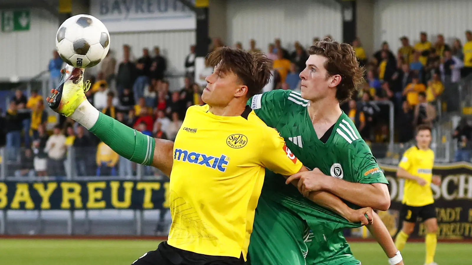 Debütant: Der Ansbacher Verteidiger Johannis Zimmermann (rechts) mit dem Bayreuther Patrick Scheder. (Foto: Peter Kolb)