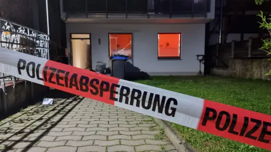 Blick auf die Rückseite des Schreibwarengeschäfts in Obernkirchen, vor dem ein Absperrband der Polizei hängt. Dort ist eine 75-jährige Frau tot aufgefunden worden. (Foto: -/TNN/dpa)