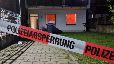 Blick auf die Rückseite des Schreibwarengeschäfts in Obernkirchen, vor dem ein Absperrband der Polizei hängt. Dort ist eine 75-jährige Frau tot aufgefunden worden. (Foto: -/TNN/dpa)