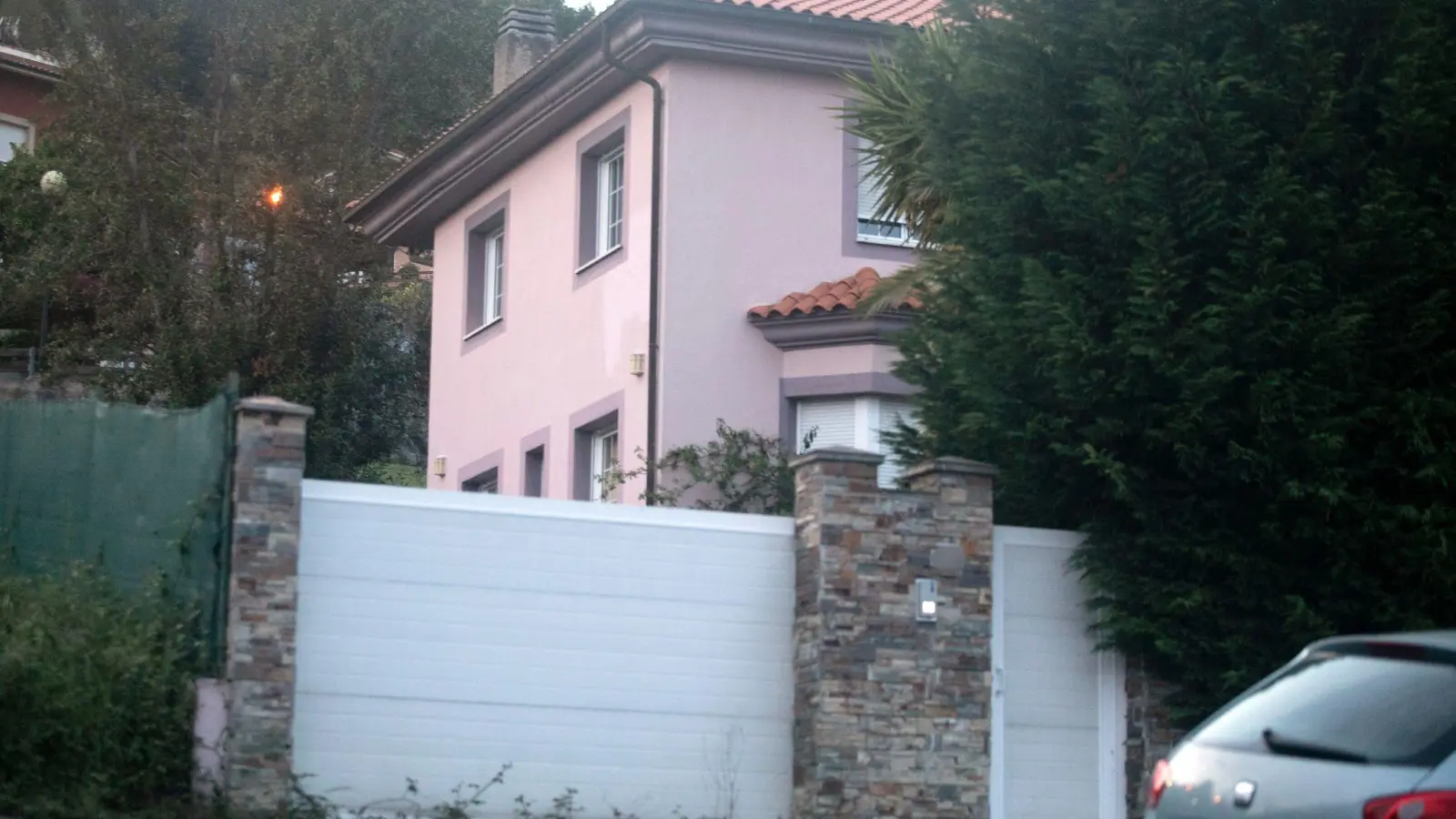 Das „Horrorhaus“ liegt in Fitoria am Stadtrand von Oviedo. (Archivbild) (Foto: Jorge Peteiro/Europapress/dpa)