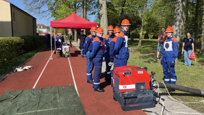 Auf dem Sportgelände der Edith-Stein-Realschule musste ein Löscheinsatz aufgebaut werden.  (Foto: Margit Schwandt)