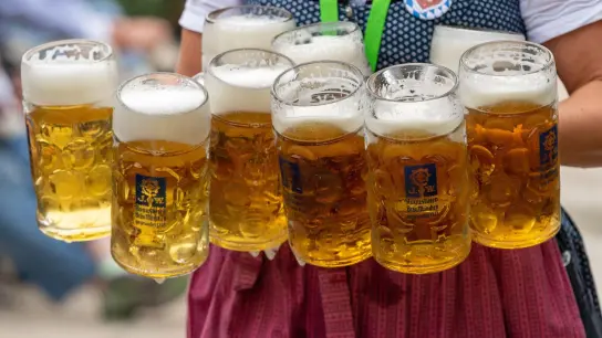 Eine Bedienung trägt acht Maß Bier. (Foto: Peter Kneffel/dpa/Symbolbild)