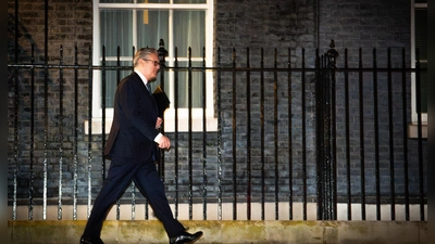 Premier Starmer gab sich vor seiner Fraktion kämpferisch - und bekam dafür viel Applaus. (Foto: James Manning/PA Wire/dpa)