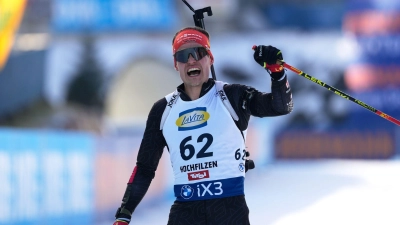 Philipp Horn jubelt über den ersten Podestplatz seiner Karriere. (Foto: Matthias Schrader/AP/dpa)