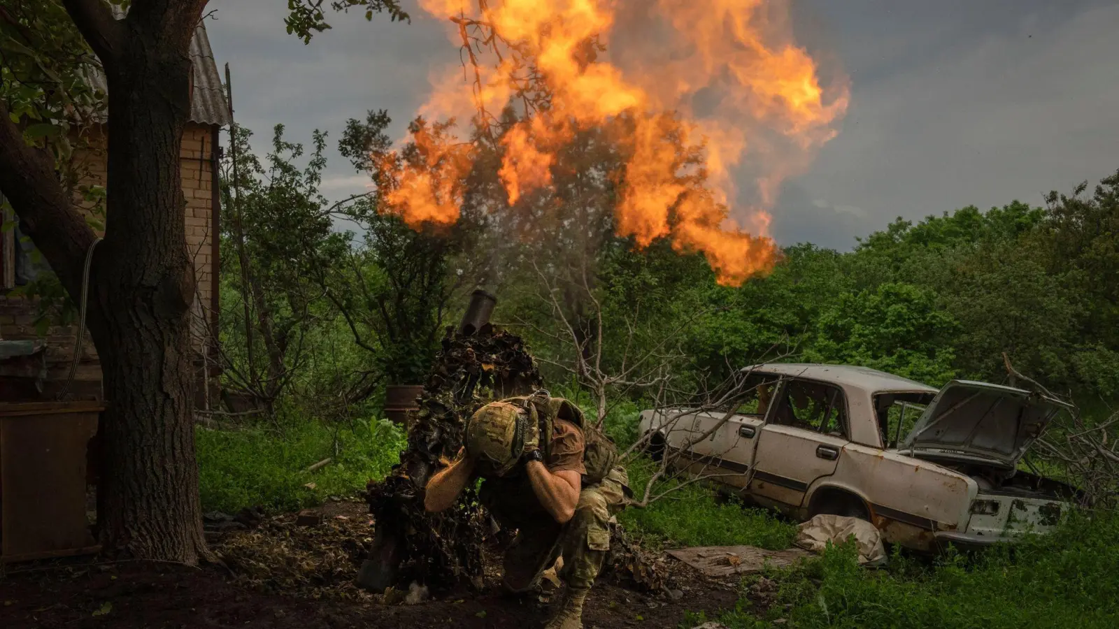 Ein ukrainischer Soldat feuert am 28.05.2023 an der Frontlinie nahe Bachmut einen Granatenwerfer auf russische Stellungen. (Foto: Efrem Lukatsky/AP/dpa)