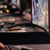 Einmal zur Probe spielen, bitte: Gamescom-Besucher im Jahr 2025. Auch dieses Jahr dürfte es voll werden bei dem Gamingevent. (Archivbild) (Foto: Oliver Berg/dpa)