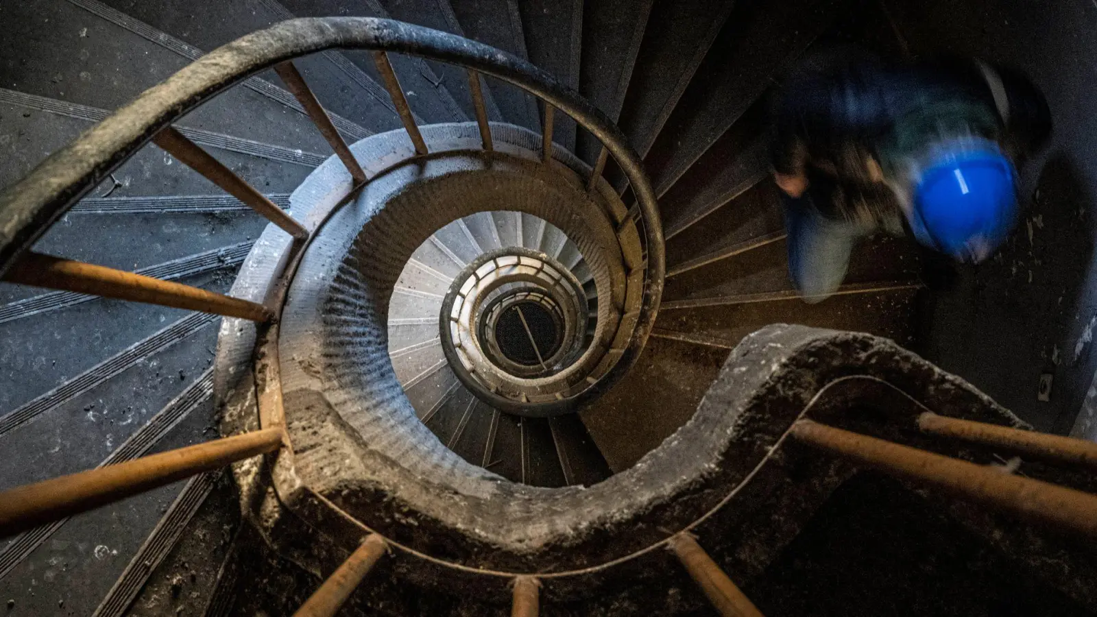 Gefangen in der Negativspirale? Wer beruflich wieder mehr Freude erleben will, sollte reflektieren, woher die Unzufriedenheit kommt. (Foto: Boris Roessler/dpa/dpa-tmn)