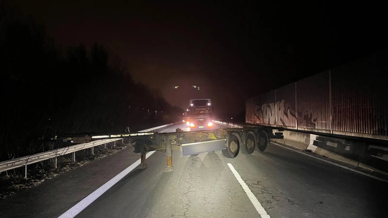 Der Sattelauflieger blockierte in der Dunkelheit alle Fahrspuren der Autobahn. (Foto: Polizei Bremen/dpa) (Foto: -/Polizei Bremen/dpa)