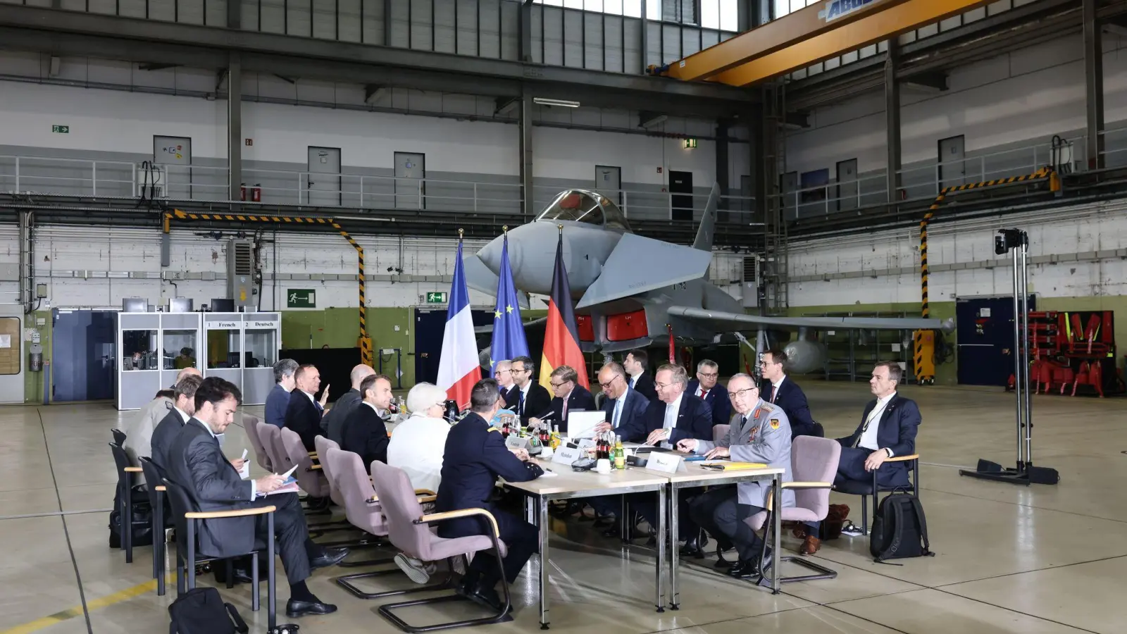 In einer Wartungshalle auf dem Militärflugplatz Nörvenich tagt der deutsch-französische Verteidigungs- und Sicherheitsrat.  (Foto: Rolf Vennenbernd/dpa)