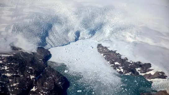 Eisberge brechen von einem Gletscher in einen Fjord in Grönland. Schmelzen die Gletscher und Eisflächen etwa in Grönland, steigen die Meeresspiegel. (Foto: David Goldman/AP/dpa)
