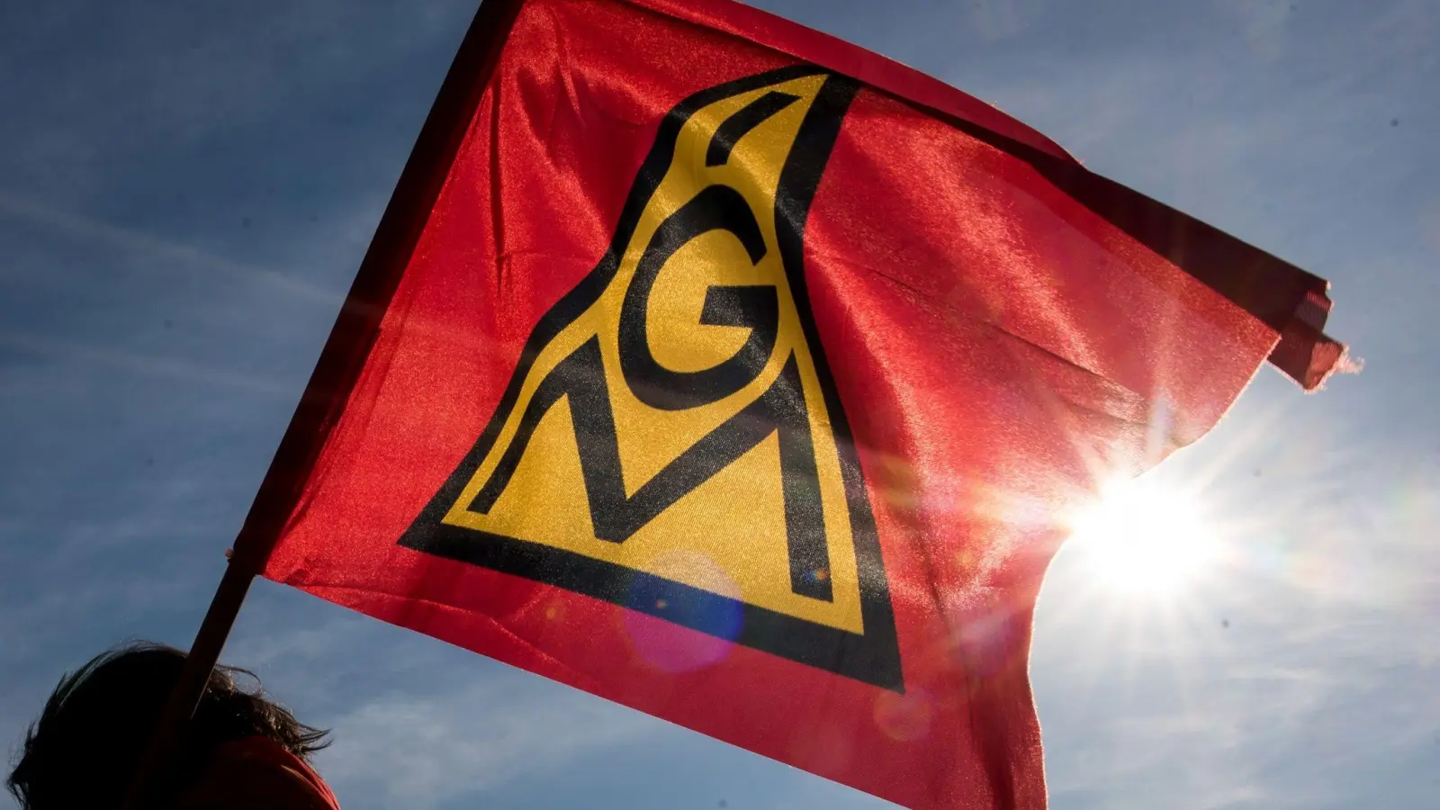 Eine IG-Metall-Fahne weht im Wind. (Foto: Daniel Bockwoldt/dpa/Daniel Bockwoldt/Symbolbild)