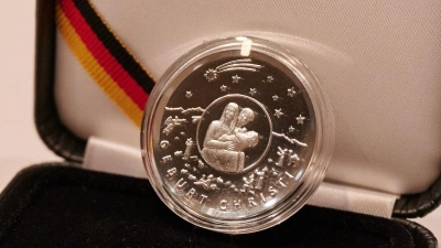 Die Bundesregierung gibt regelmäßig neue Sammlermünzen aus. (Archivbild) (Foto: Annette Riedl/dpa)