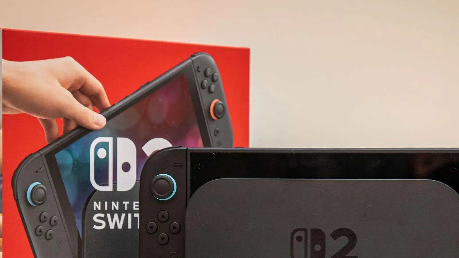 Zum Start schickt Nintendo zwei Varianten in den Markt: Die Switch 2 allein für 470 Euro und die Konsole im Bundle mit „Mario Kart World“ für 510 Euro. (Foto: Christin Klose/dpa-tmn)