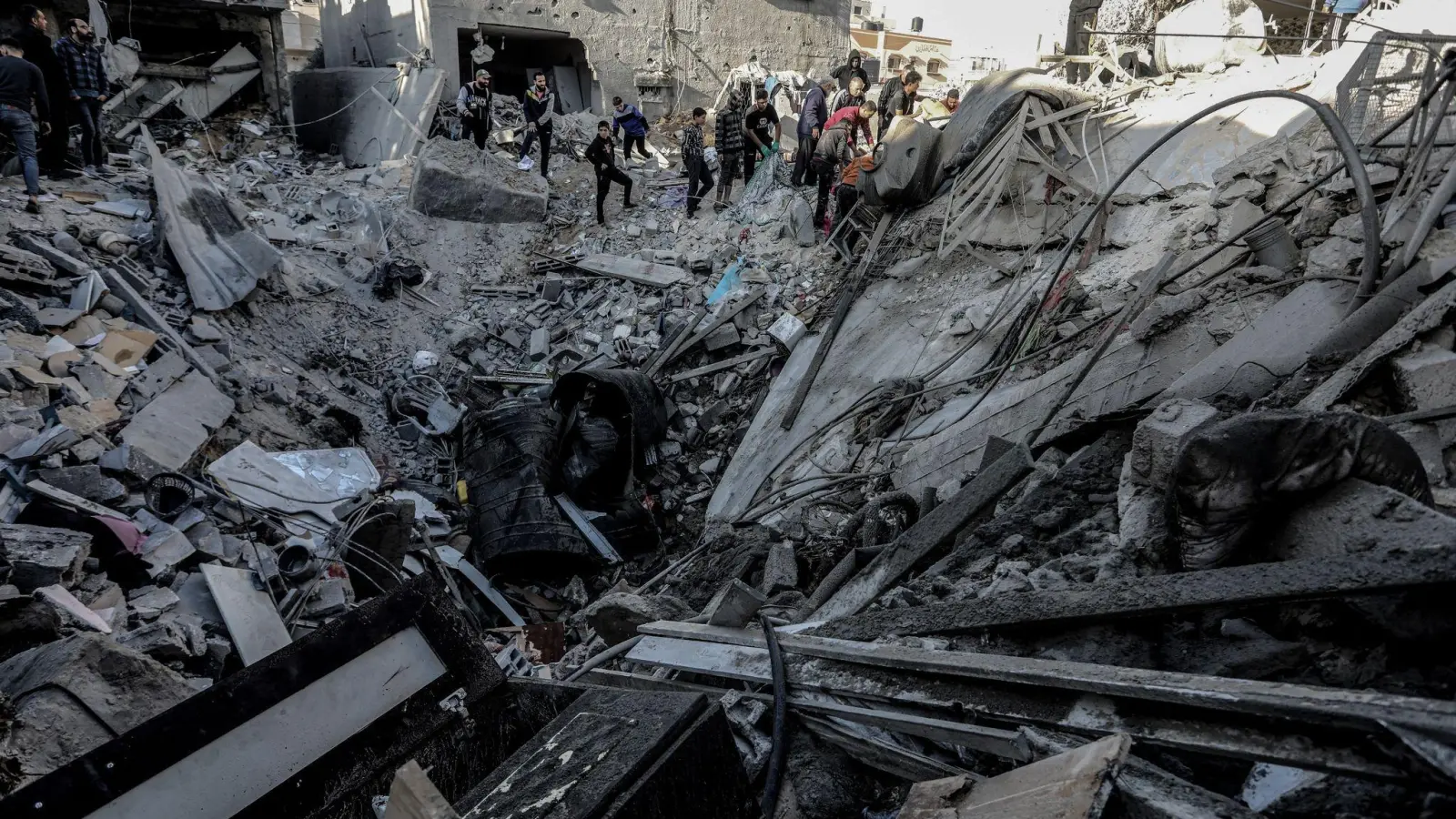 Palästinenser suchen nach einem israelischen Luftangriff nach Überlebenden. (Foto: Abed Rahim Khatib/dpa)