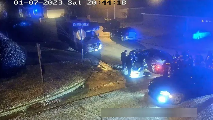 Ein Standbild aus dem von der Stadt Memphis teilweise geschwärzten Video zeigt den brutalen Angriff auf Tyre Nichols durch fünf Polizisten. Die Beamten wurden inzwischen entlassen und wegen Mordes zweiten Grades und anderer Vergehen angeklagt. (Foto: -/City of Memphis via AP/dpa)