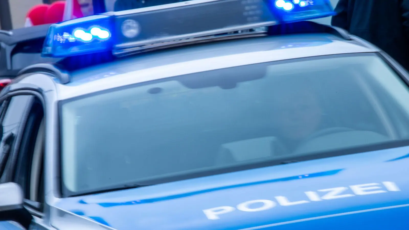 Eine Streife der Polizei lotste die beiden Lkw schnell auf die Rastanlage, um die A6 wieder frei zu bekommen.  (Symbolbild: Jens Büttner/dpa)