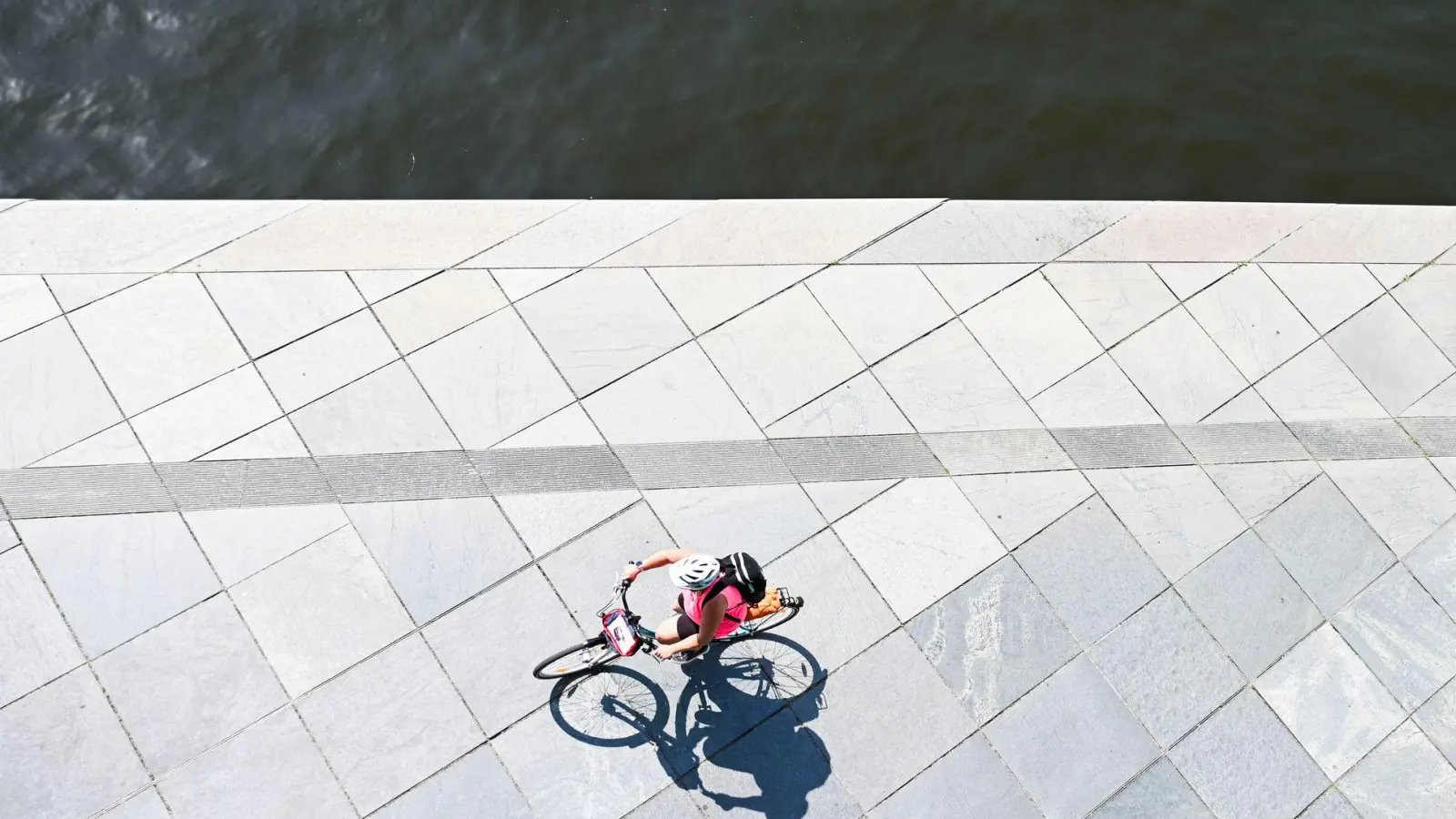 Der Sommer ist derzeit heiß.  (Foto: Katharina Kausche/dpa)