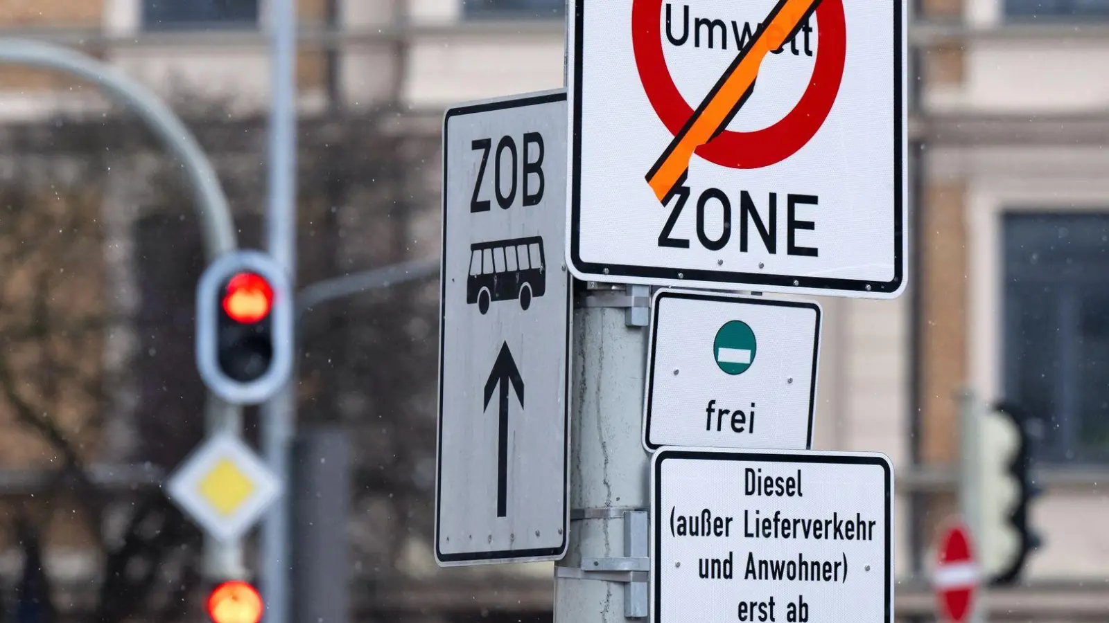 Ein Schild mit der Aufschrift „Umwelt Zone“ und  steht an einer Zufahrt zur Landshuter Allee. (Foto: Sven Hoppe/dpa/Symbolbild)