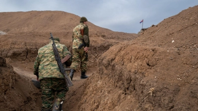 Zwei Soldaten gehen im Februar auf einem Militärposten an der Frontlinie im Latschin-Korridor entlang. Die Lage an der Grenze zu Aserbaidschan ist angespannt. (Foto: Gilles Bader/Le Pictorium Agency via ZUMA/dpa/Archiv)