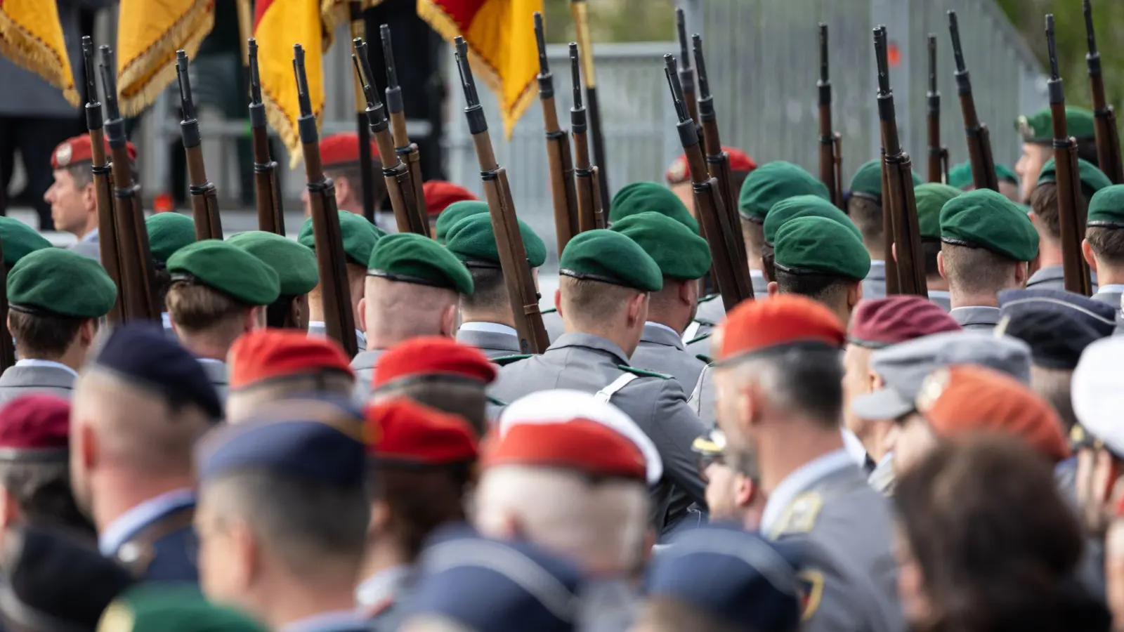 Kann die Vergrößerung der Bundeswehr auf bis zu 240.000 Soldaten auf Basis der Freiwilligkeit erreicht werden? (Archivbild)  (Foto: Hannes P Albert/dpa)