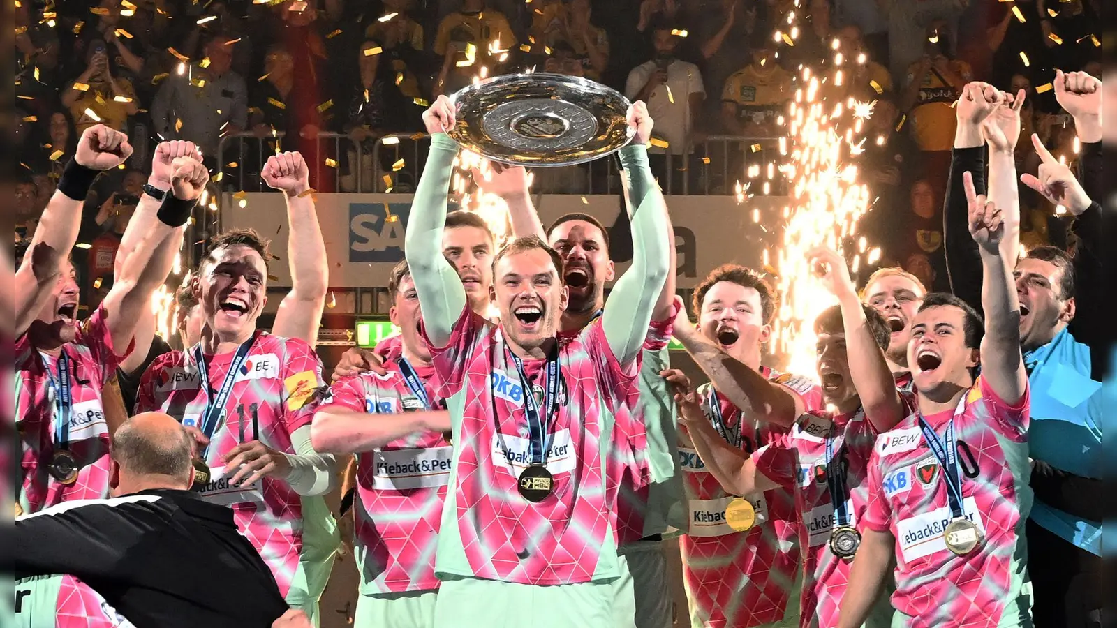 Zum ersten Mal Meister: Die Füchse Berlin bejubeln den Sieg der deutschen Handball-Meisterschaft. (Foto: Uli Deck/dpa)