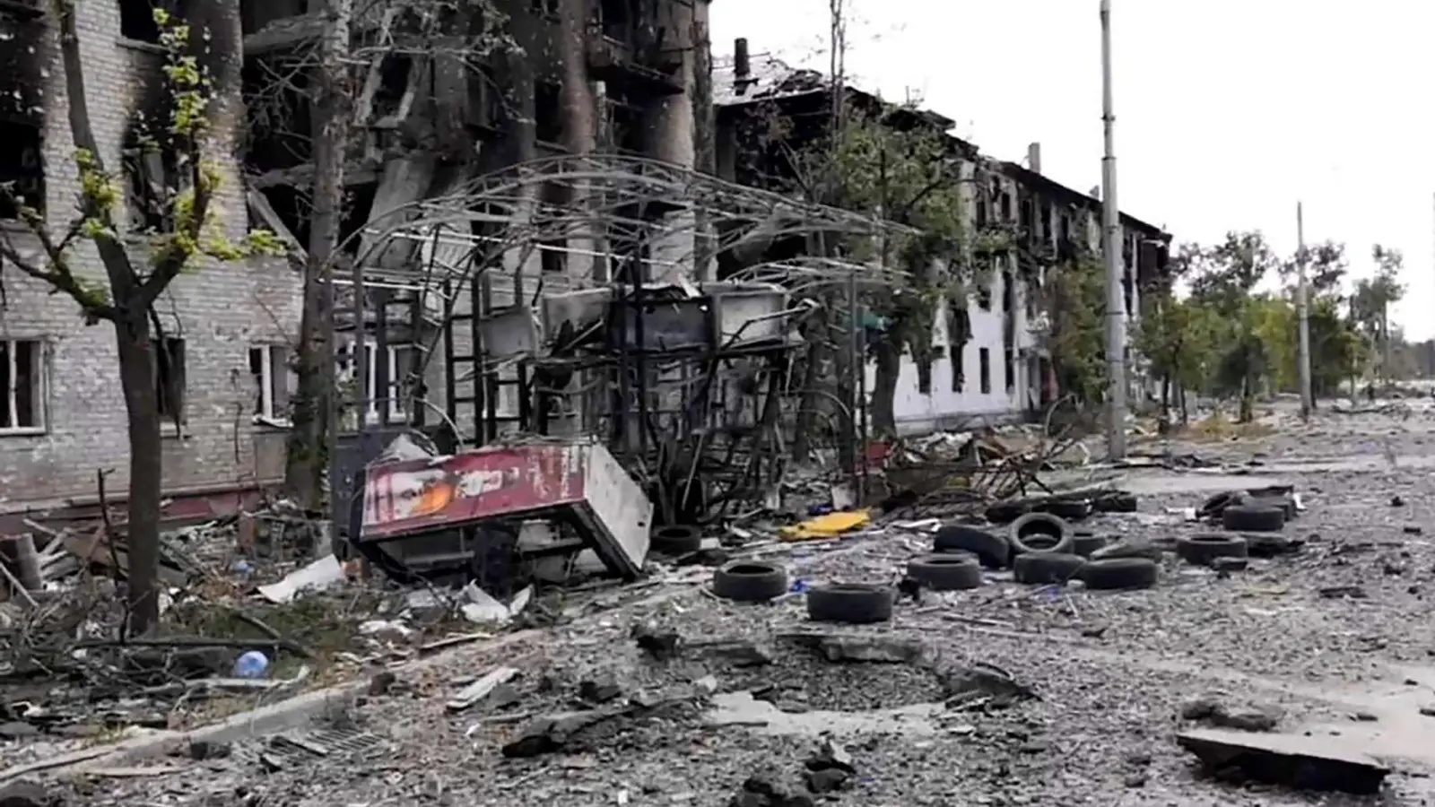 Auf diesem von der Militärverwaltung der Region Luhansk zur Verfügung gestellten Foto sind beschädigte Wohngebäude in Lyssytschansk zu sehen. (Foto: -/(Militärverwaltung der Region Luhansk/AP/dpa)