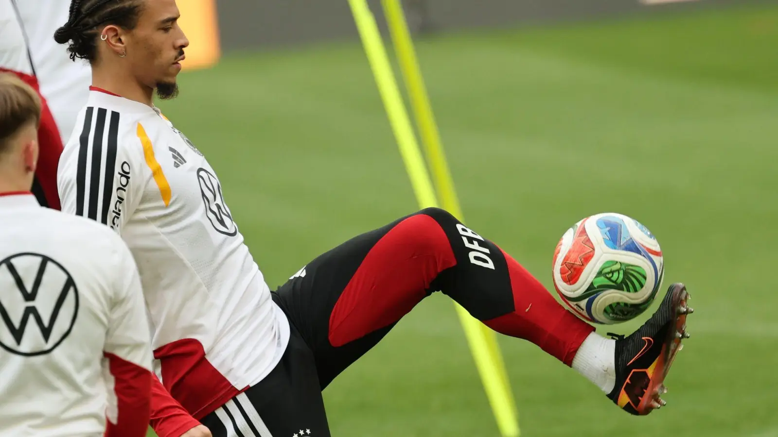 Leroy Sané, hier beim Training vor dem Spiel gegen Ghana, muss iiefern.  (Foto: Christian Charisius/dpa)