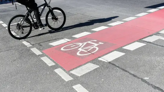 Ist der Weg nicht befahrbar, etwa weil dort Scherben liegen, dürfen Radler auf die Straße ausweichen. (Foto: Jens Kalaene/dpa-Zentralbild/ZB)
